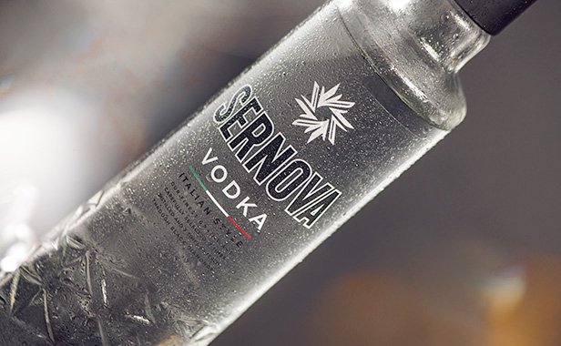 Tridimage diseño industrial de botella para vodka Sernova Fratelli Branca