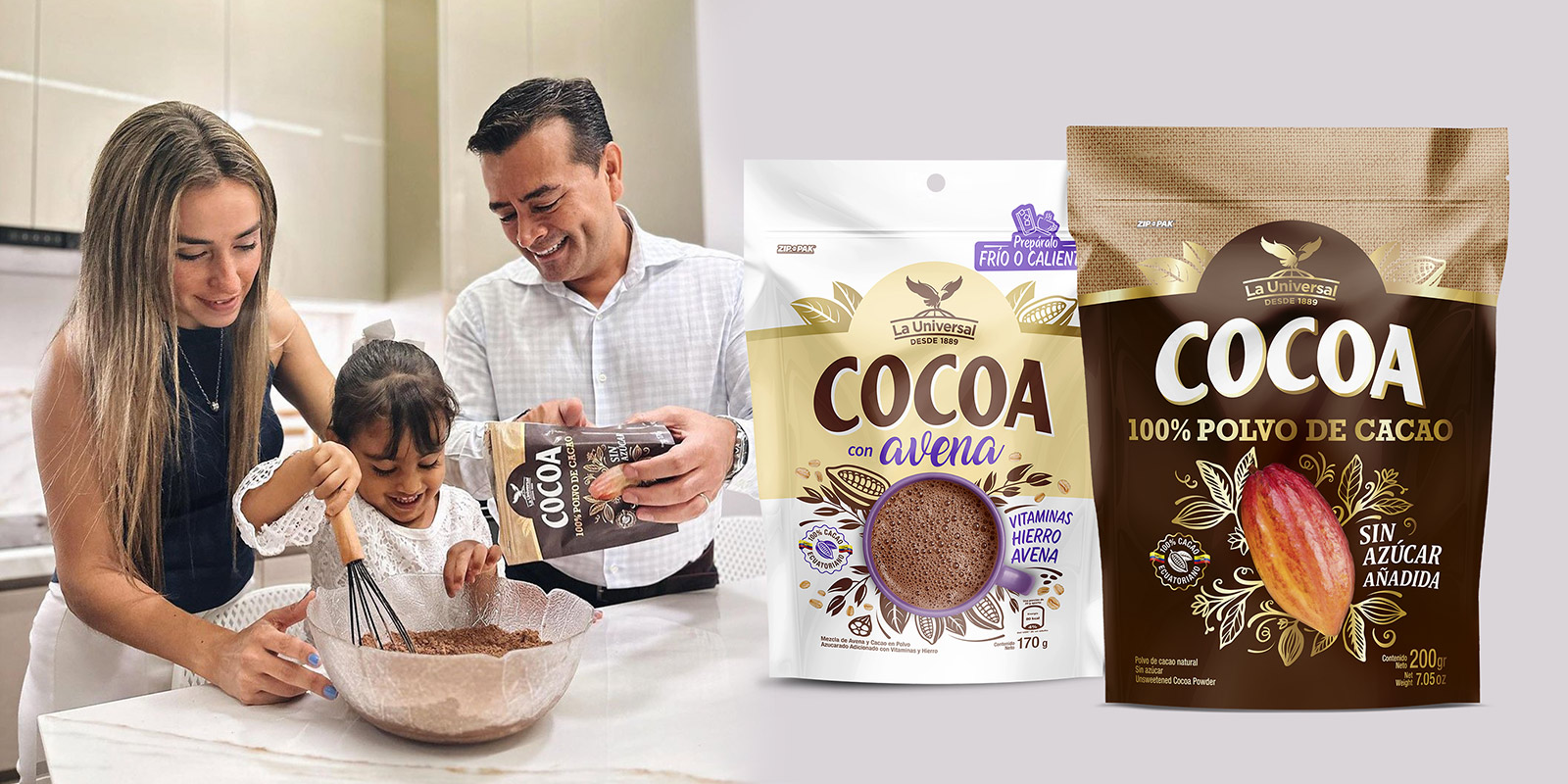 Dos empaques de cacao en polvo Cocoa La Universal sobre foto de familia ecuatoriana cocinando con Cocoa La Universal. Diseño por Tridimage.