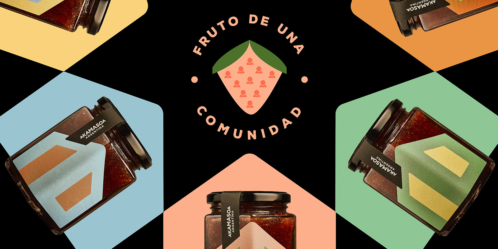 Collage de frascos de mermelada Akamasoa con diseño de packaging por Tridimage, con etiquetas en colores azul, amarillo, verde, naranja y rosa, y el texto ‘FRUTO DE UNA COMUNIDAD’ en el centro.