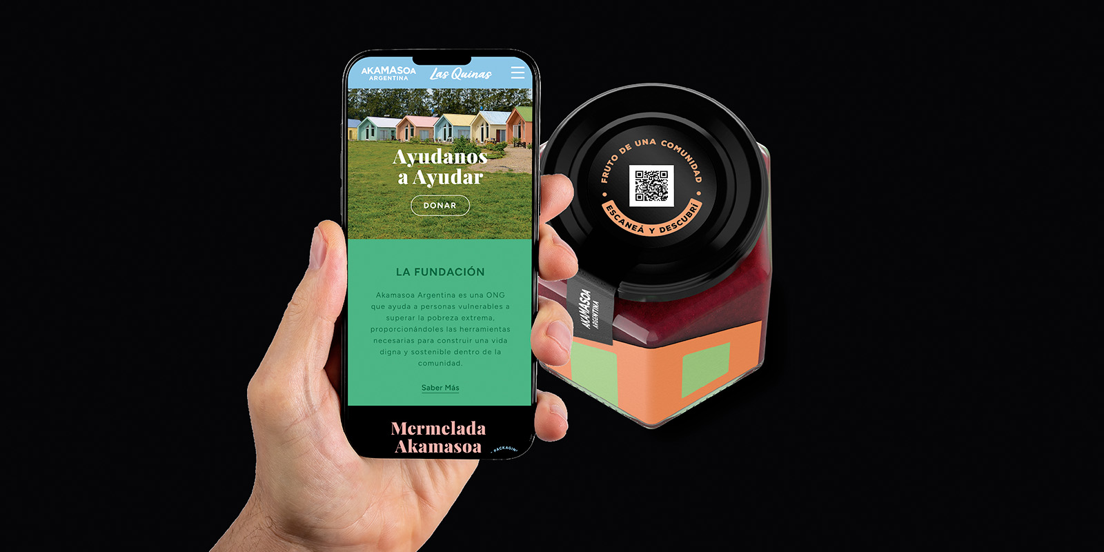 Primer plano de una mano que escanea con un smartphone la etiqueta de un frasco de mermelada de frutilla Akamasoa X Las Quinas. Diseño por Tridimage.