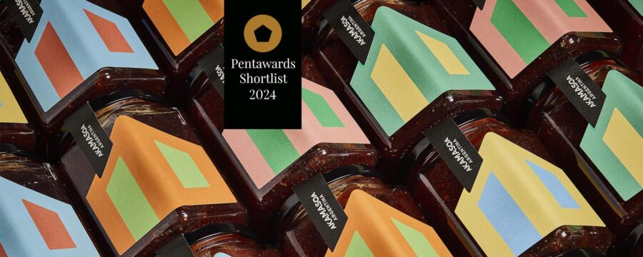 Frascos de mermelada con diseño de packaging moderno y geométrico por Tridimage, con etiquetas coloridas y abstractas, diseño nominado a los Pentawards 2024.