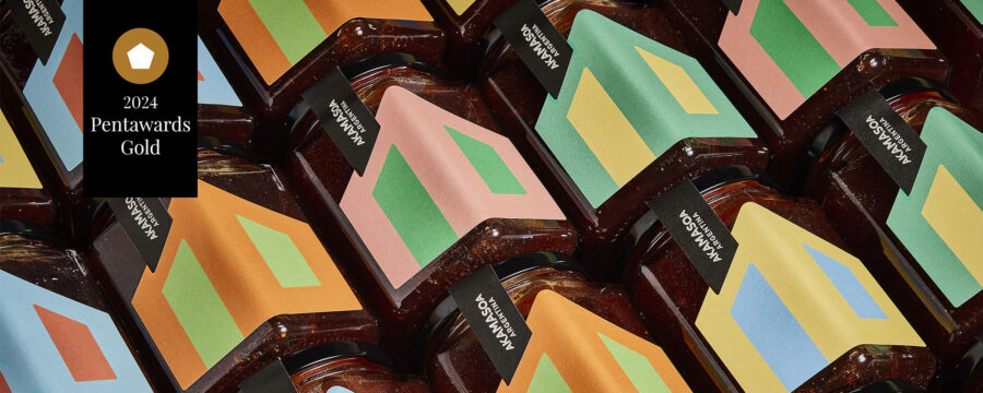 Frascos de mermelada con diseño de packaging moderno y geométrico por Tridimage, con etiquetas coloridas y abstractas, premio Pentawards 2024 Oro en la sucategoría Diseño con Propósito.