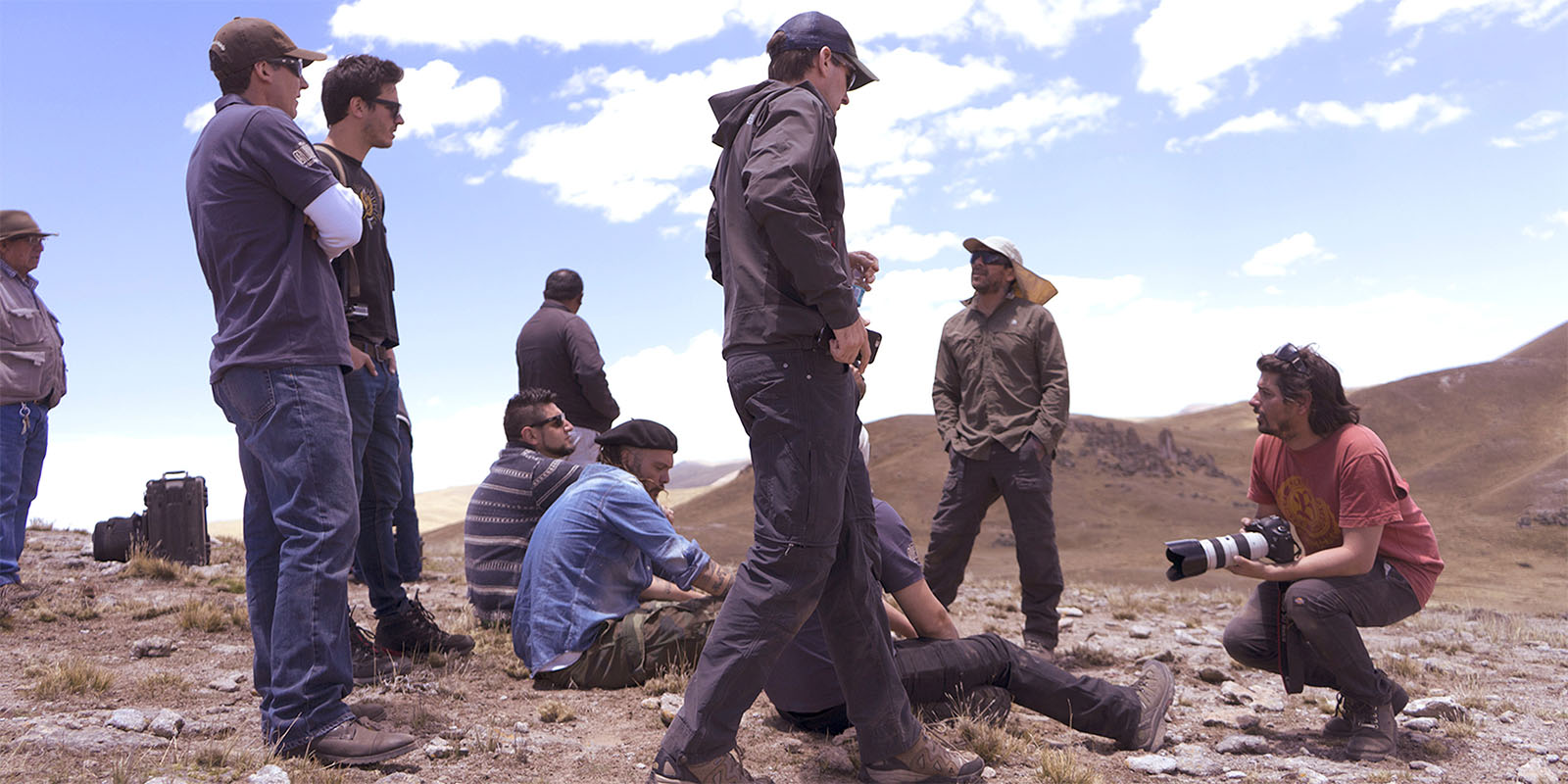 Equipo de trabajo de cerveza Vicuña reunido en un paisaje andino.