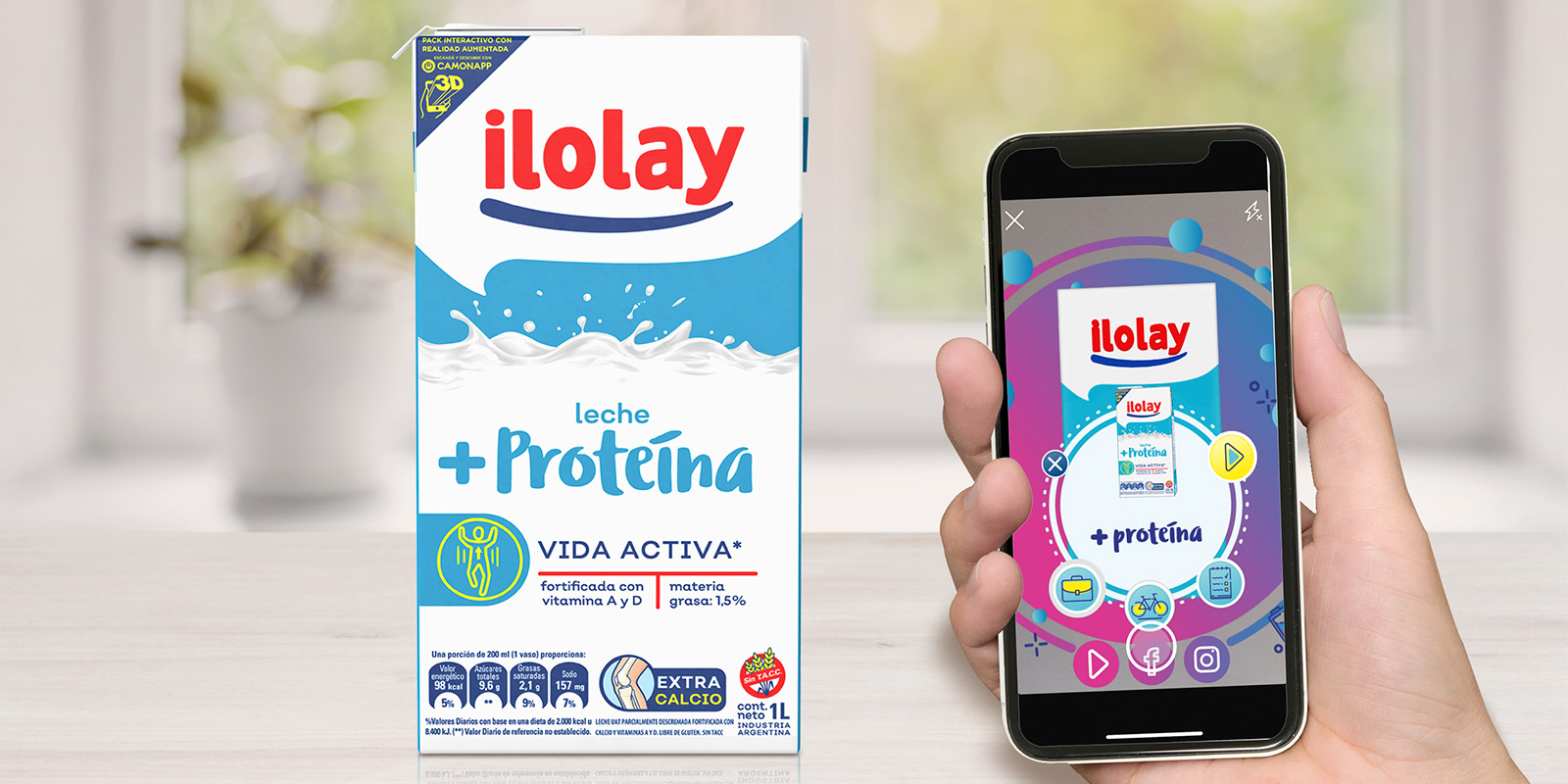 Tetra Brik de leche Ilolay con proteína y una persona escaneando el envase con un smartphone, mostrando una interfaz de realidad aumentada. Diseño de packaging por Tridimage.